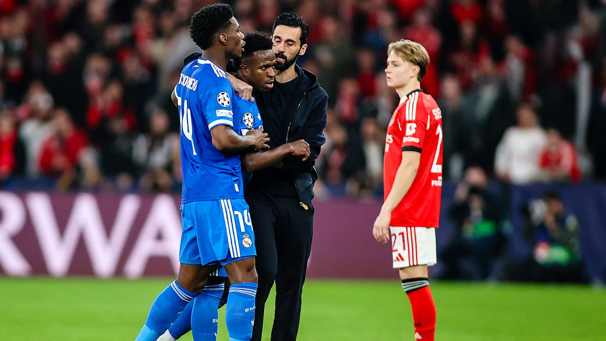 Vinicius Junior speaks to Alvaro Arbeloa during a delay during Benfica versus Real Madrid