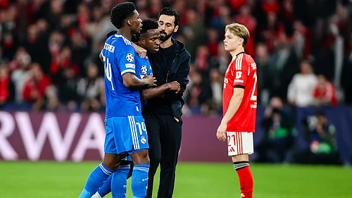 Vinicius Junior speaks to Alvaro Arbeloa during a delay during Benfica versus Real Madrid