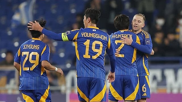 uhdfc_1983/Instagram : Ulsan HD footballers celebrating a goal during AFC Champions League 2025-26 Elite match. 