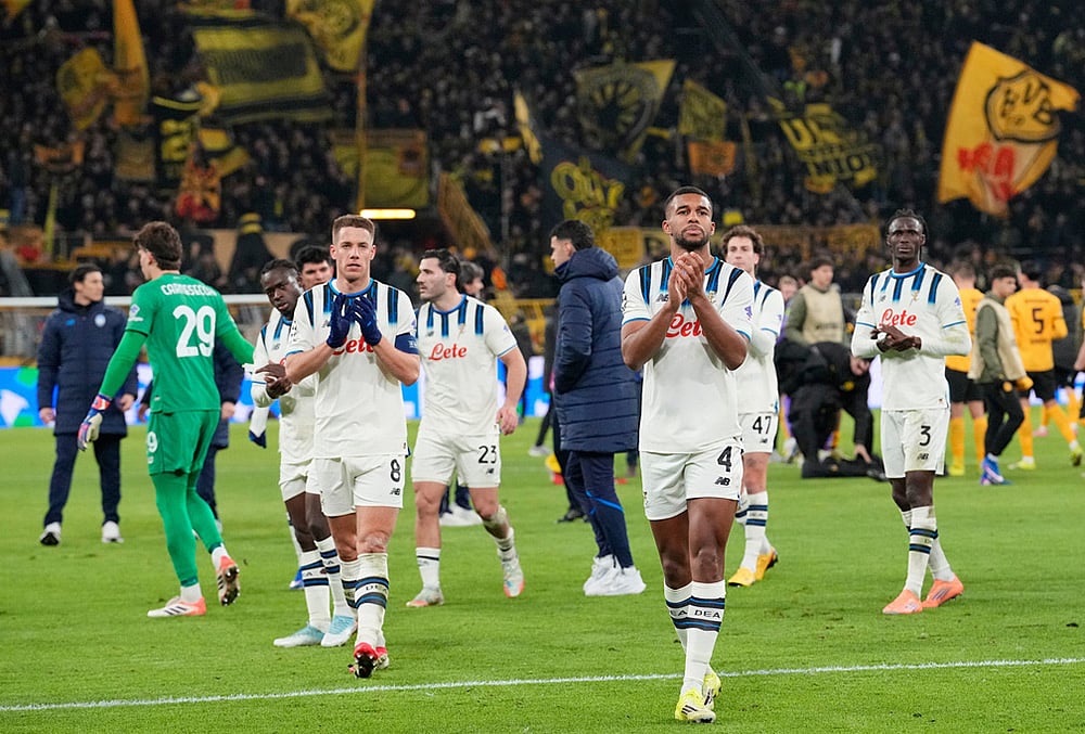 | Photo: AP/Martin Meissner : Atalanta players thank their fans after the Champions League knockout playoff first leg soccer match between Borussia Dortmund and Atalanta in Dortmund, Germany.
