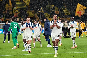 | Photo: AP/Martin Meissner : Atalanta players thank their fans after the Champions League knockout playoff first leg soccer match between Borussia Dortmund and Atalanta in Dortmund, Germany.