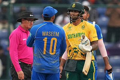 | Photo: AP/Manish Swarup : United Arab Emirates captain Muhammad Waseem, centre, congratulates South Africas Jason Smith after South Africa wins the T20 World Cup cricket match between South Africa and United Arab Emirates in New Delhi.