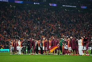 | Photo: AP/Khalil Hamra : Galatasaray players celebrate after a Champions league play-off first leg soccer match between Galatasaray and Juventus, in Istanbul, Turkey.