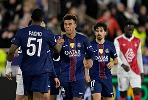 | Photo: AP/Philippe Magoni : PSG players celebrate at the end of the first-leg of the Champions League playoff soccer match between Monaco and Paris Saint-Germain in Monaco.