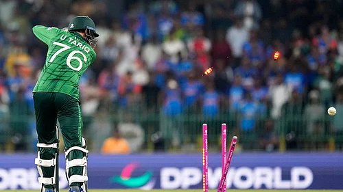 (AP Photo/Eranga Jayawardena) : Pakistans Usman Tariq is bowled out by Indias Hardik Pandya during the T20 World Cup cricket match between India and Pakistan in Colombo, Sri Lanka, Sunday, Feb. 15, 2026.
