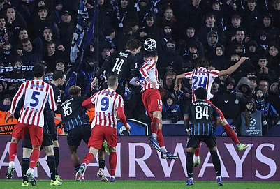 | Photo: AP/Omar Havana : Atletico Madrids Marc Pubill, centre right, and Brugges Bjorn Meijer, centre top, challenge for the ball during the Champions League play-off first leg soccer match between Club Brugge and Atletico Madrid, in Bruges, Belgium.