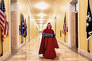 | Photo: Imago/Zuma Press Wire : Speaking Up: A woman dressed in the red cloak and white bonnet of The Handmaid’s Tale lobbies Congress to release the Epstein files