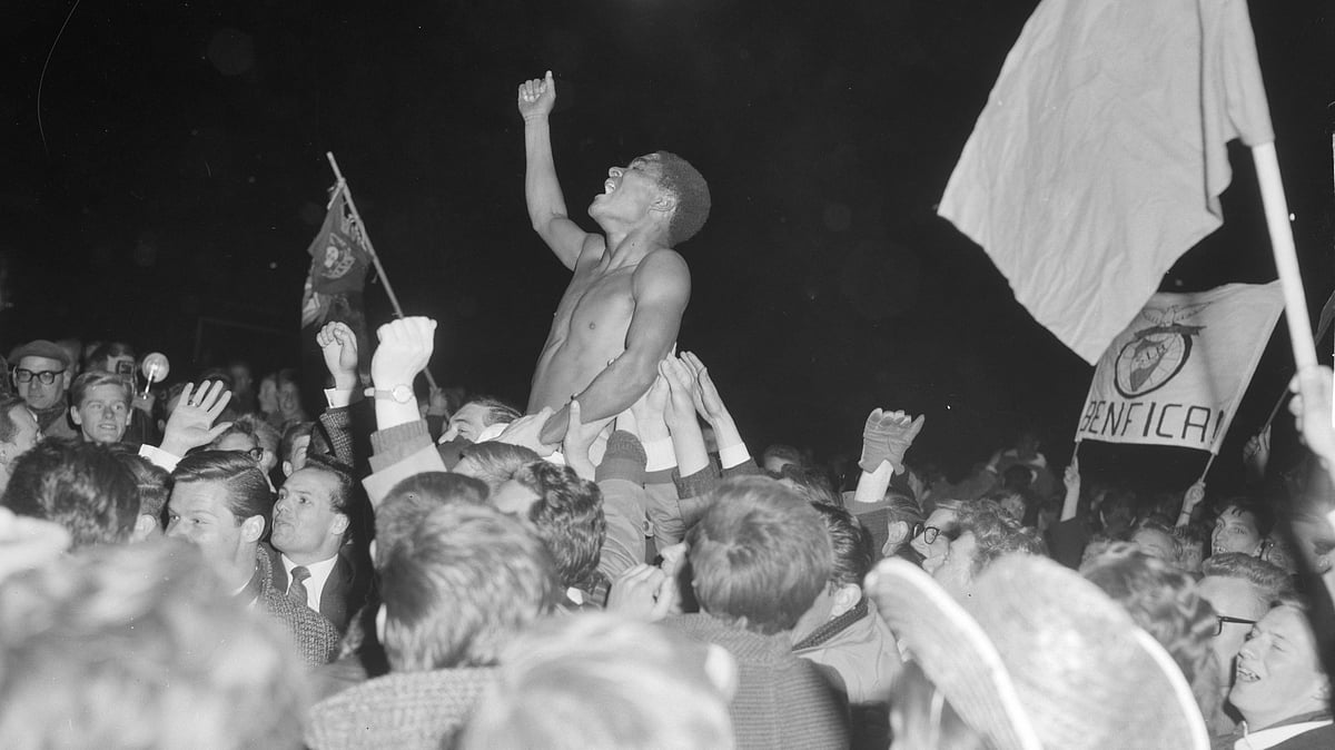 | Photo: Wikimedia Commons : Eusebio celebrating the 1926 European Cup win for Benfica.