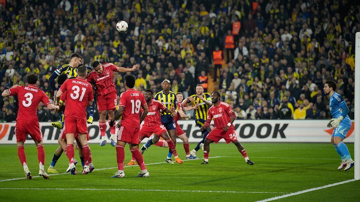 (AP Photo/Emrah Gurel) : Nottingham Forest's Murillo, center, defends a high ball during a Europa league play-off first leg soccer match between Fenerbahce and Nottingham Forest in Istanbul, Turkey, Thursday, Feb. 19, 2026. 
