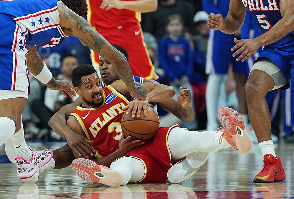 | Photo: AP/Matt Rourke : Atlanta Hawks CJ McCollum (3) battles for the ball with Philadelphia 76ers Vj Edgecombe, back, during the second half of an NBA basketball game in Philadelphia.