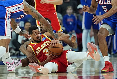 | Photo: AP/Matt Rourke : Atlanta Hawks CJ McCollum (3) battles for the ball with Philadelphia 76ers Vj Edgecombe, back, during the second half of an NBA basketball game in Philadelphia.