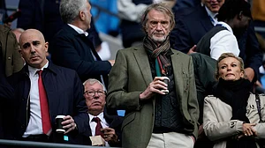 | Photo: AP/Dave Thompson : Manchester United co-owner Jim Ratcliffe stands in front of the former manager Alex Ferguson during the Premier League soccer match between Manchester City and Manchester United in Manchester, England, on Sept. 14, 2025.