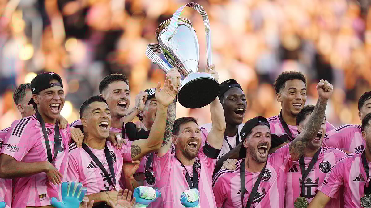 | Photo: AP/DARRYL DYCK : Inter Miami's Lionel Messi hoists the trophy alongside teammates after defeating the Vancouver Whitecaps in the MLS Cup final soccer match, in Fort Lauderdale, Fla., Saturday, Dec. 6, 2025. 