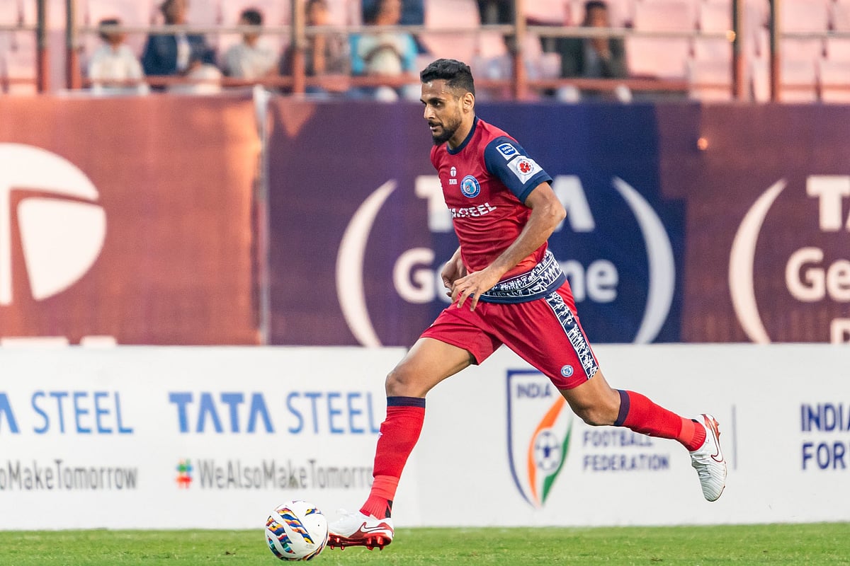 JamshedpurFC/X : Jamshedpur FC players in action against Mohammedan SC in ISL 2025-26. 
