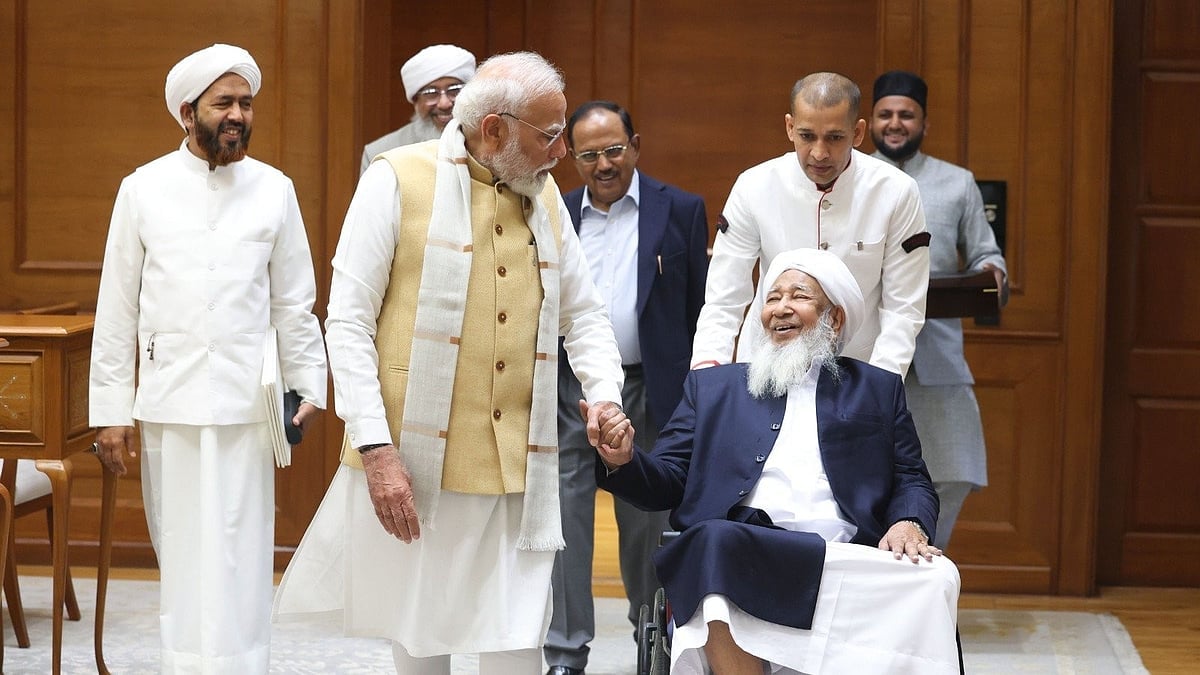 @narendramodi
 : PM Modi with Kanthapuram AP  Aboobacker Musliyar