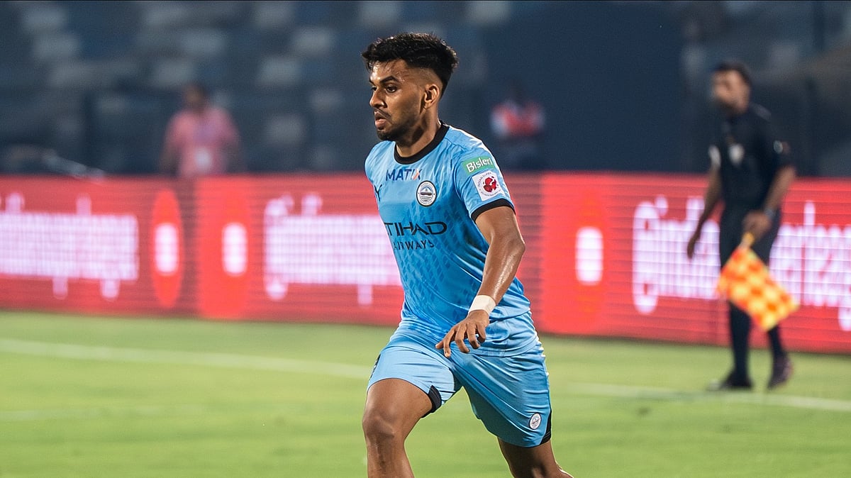 MumbaiCityFC/X : Mumbai City FC footballer Brandon Fernandes in action during the ISL 2025-26 match against Chennaiyin FC>