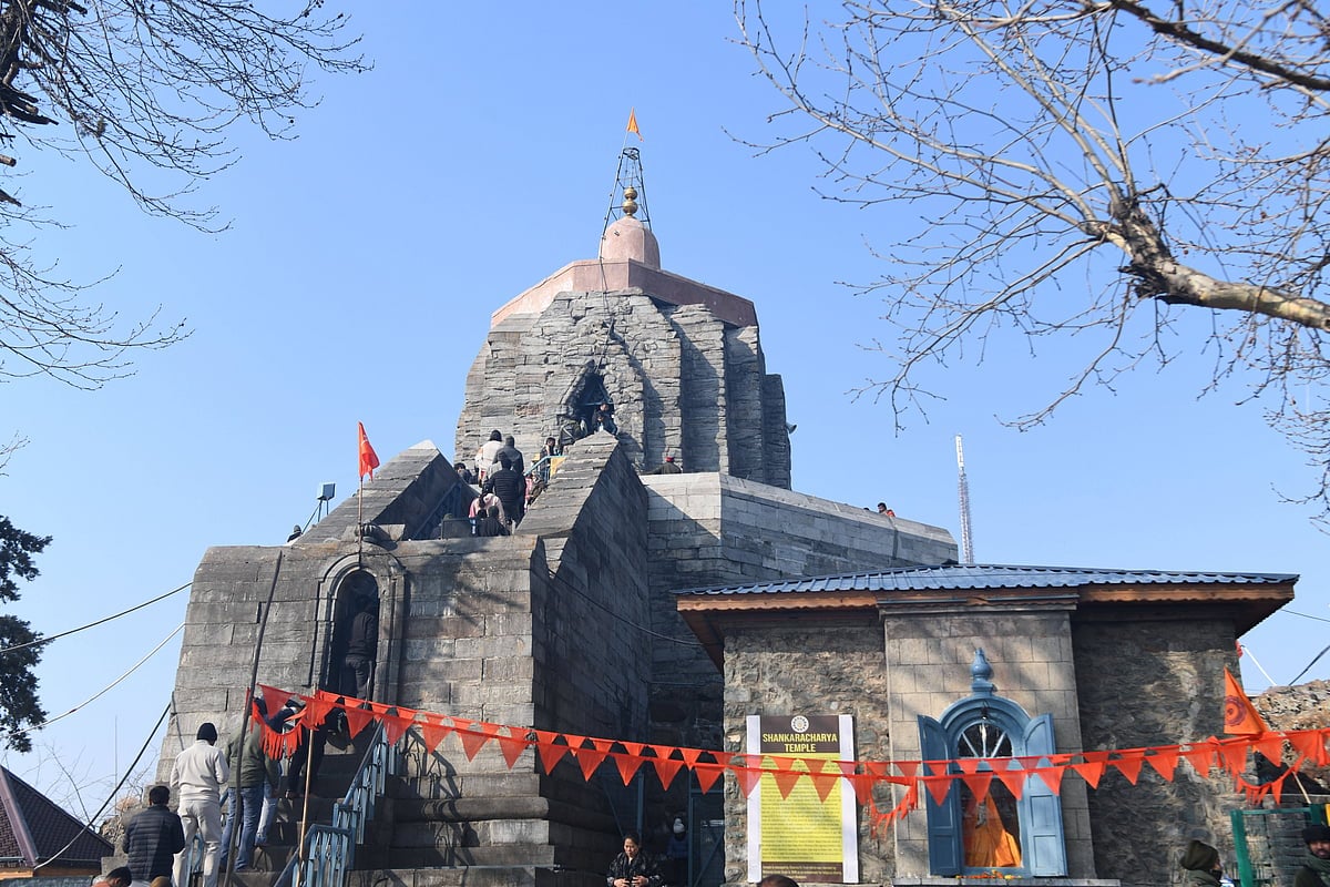 IMAGO / ZUMA Press Wire : Devotees standing in queues to offer prayers at the Shankaracharya Temple on the occasion of Mahashivratri festival