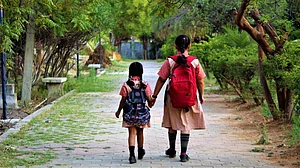 Shutterstock : School children with bags |