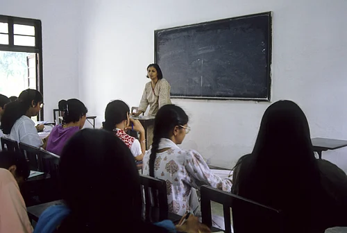 IMAGO / imagebroker : Guest teachers are the most affected. Despite having equal qualifications and performing the same work as permanent staff, they face systematic exploitation and are treated as inferior within their own institutions.