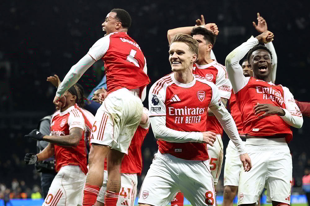 | Photo: AP/Ian Walton : Arsenal players celebrate winning the English Premier League soccer match between Tottenham Hotspur and Arsenal in London.