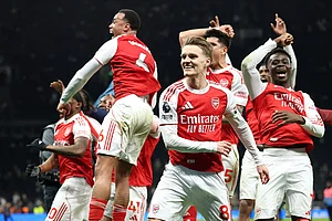 | Photo: AP/Ian Walton : Arsenal players celebrate winning the English Premier League soccer match between Tottenham Hotspur and Arsenal in London.