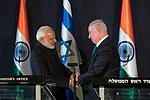 IMAGO / Xinhua : Israeli Prime Minister Benjamin Netanyahu (R) and his Indian counterpart Narendra Modi shake hands as they attend a joint press conference in Jerusalem, on July 5, 2017.