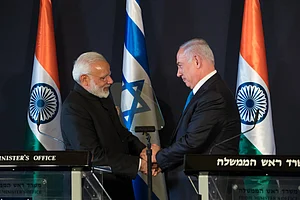 IMAGO / Xinhua : Israeli Prime Minister Benjamin Netanyahu (R) and his Indian counterpart Narendra Modi shake hands as they attend a joint press conference in Jerusalem, on July 5, 2017.