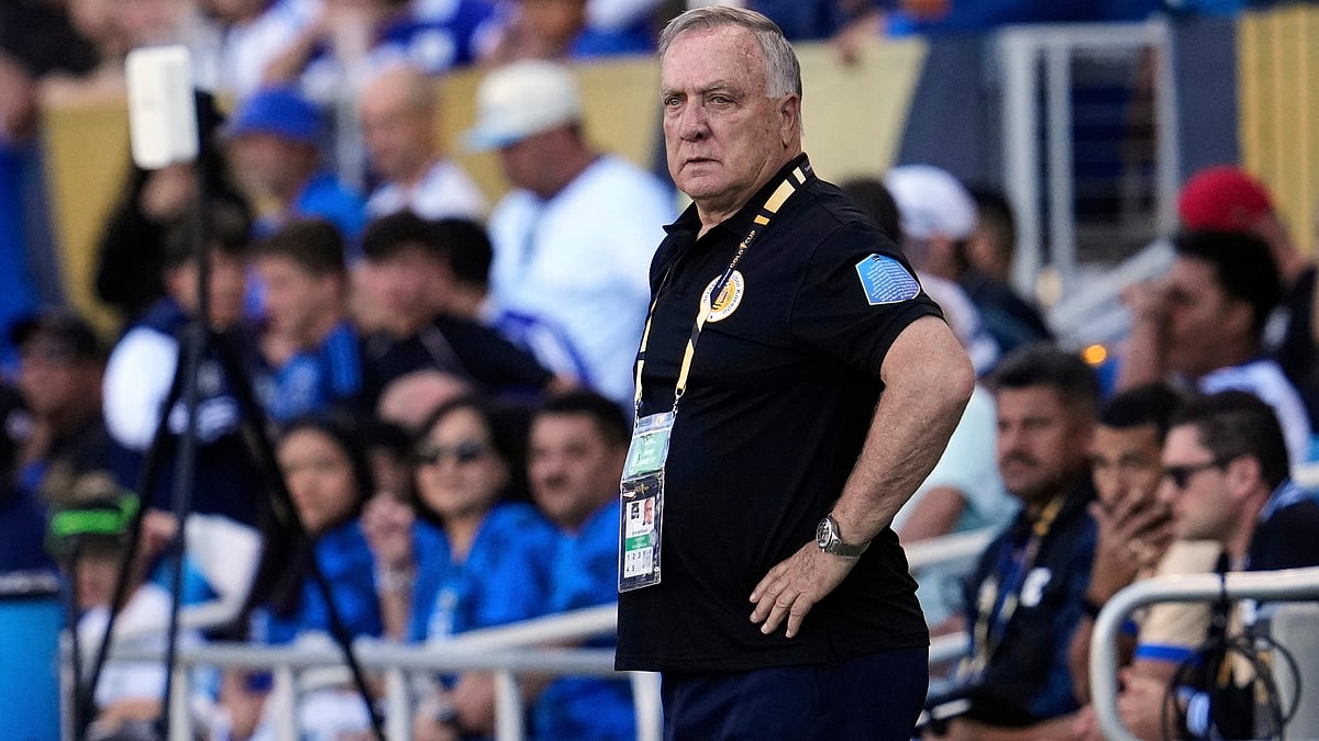 | Photo: AP/Godofredo A. Vasquez : Curacao head coach Dick Advocaat watches from the sideline during the first half of a CONCACAF Gold Cup soccer match against El Salvador, on June 17, 2025, in San Jose, Calif