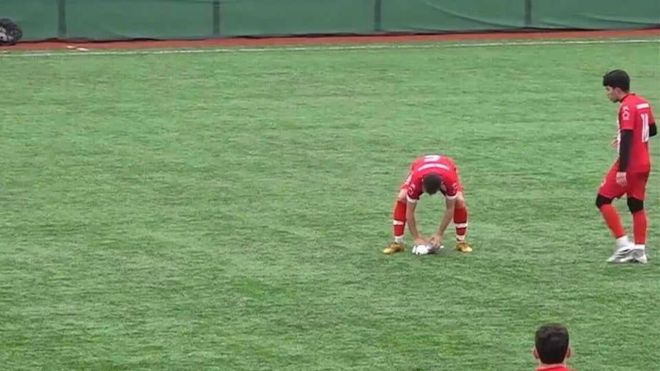 Ozsoy tv/YouTube : Footballer provides CPR to injured seagull after it gets struck by football during Turkish Ameatur League match