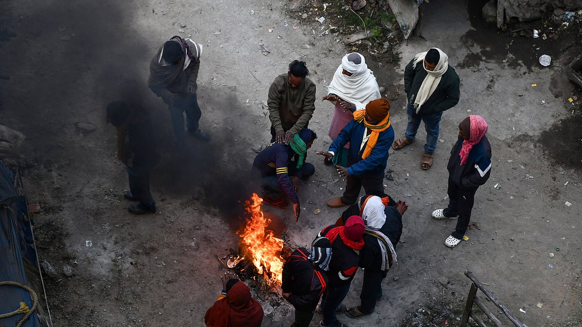 Source: IMAGO / ANI News : Jan 05 (ANI): People gather around a bonfire to keep themselves warm on a cold winter morning, in Ranchi, Jharkhand