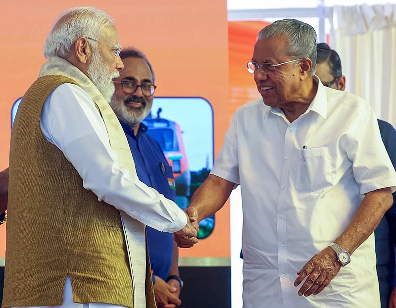 IMAGO / Hindustan Times : Prime Minister Narendra Modi shakes hands with State Chief Minister Pinarayi Vijayan during a programme, in Thiruvananthapuram on Friday.