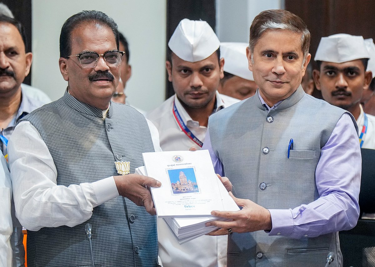Shashank Parade : Brihanmumbai Municipal Corporation (BMC) Commissioner Bhushan Gagrani, right, with BMC Standing Committee Chairman Prabhakar Shinde during the presentation of the BMC budget for the fiscal year 2026-27, in Mumbai, Wednesday, Feb. 25, 2026. 