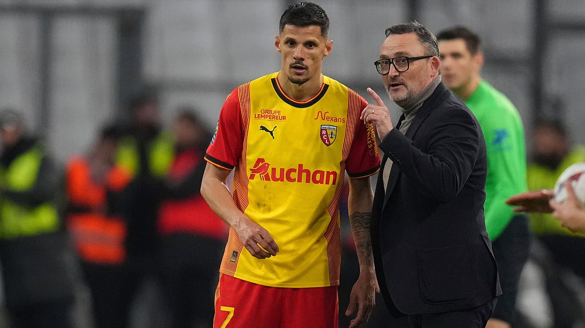 | Photo: AP/Daniel Cole : Lens' head coach Franck Haise talks to Lens' Florian Sotoca during a French League One soccer match between Marseille and Lens at the Stade Velodrome stadium in Marseille, France, Sunday, April 28, 2024. 