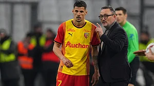 | Photo: AP/Daniel Cole : Lens' head coach Franck Haise talks to Lens' Florian Sotoca during a French League One soccer match between Marseille and Lens at the Stade Velodrome stadium in Marseille, France, Sunday, April 28, 2024.