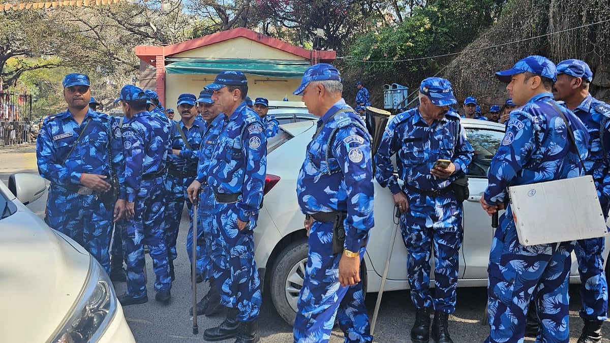 Special Arrangement  : RAF Deployed Outside JNU Ahead of Students’ Long March