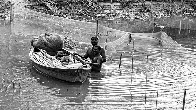 Photo: IMAGO / Depositphotos : Fisherman looking for fish in the river or lake, Begusarai, Bihar