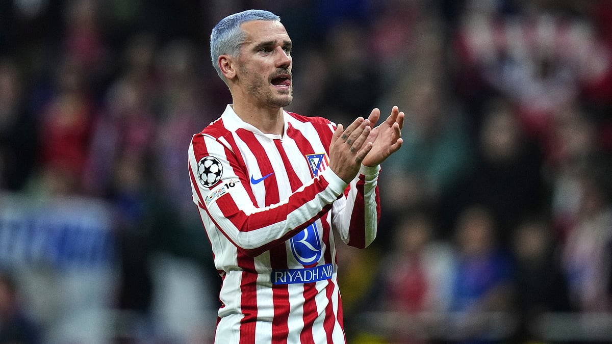 File : Antoine Griezmann applauds Atletico Madrid's supporters after Tuesday's win over Club Brugge