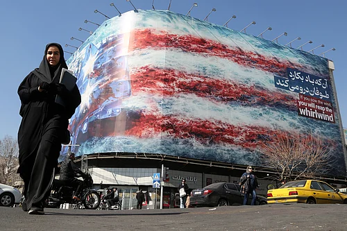 IMAGO / Anadolu Agency : Iran-US nuclear talks resume in Geneva as life goes on in Tehran TEHRAN, IRAN - FEBRUARY 17: Daily life continues in Tehran, Iran as the second round of nuclear negotiations between Iran and the United States begins in Geneva on February 17, 2026. The diplomatic process, which had been interrupted following the attacks carried out by Israel and the United States against Iran in June 2025 and the subsequent 12-day conflict, has been revived. After holding the first round of talks in Muscat, the parties have now moved the negotiations to Europe for the second round.
