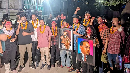 SFI : 14 JNU students in front of Tihar Jail after their release