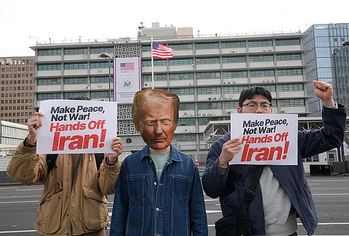 | Photo: AP/Ahn Young-joon : A South Korean protester wearing a mask of U.S. President Donald Trump attends a press conference denouncing the U.S. and Israels attack on Iran, near the U.S. Embassy in Seoul, South Korea.