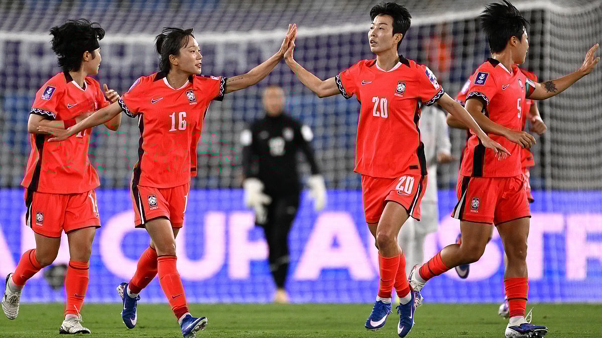 | Photo: AP/DAVE HUNT : South Korea's Kim Hye-ri, second right, is congratulated by teammate Jang See-gi after scoring a penalty during the Women's Asia Cup soccer match between Iran and South Korea on the Gold Coast, Australia, Monday, March 2, 2026. 
