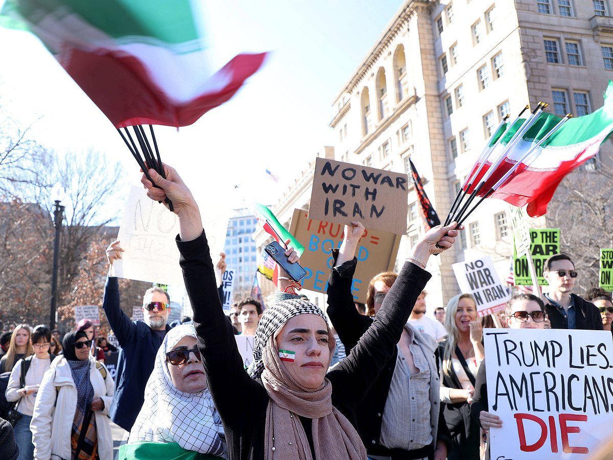 IMAGO / ZUMA Press Wire : February 28, 2026, Washington Dc, Virginia, USA: A woman with an Iranian flag painted on her face shout slogans during a protest condemning the war on Iran in Washington, DC, USA, on February 28, 2026. The United States and Israel launched what the latter called a decisive and unprecedented campaign against Iran, which retaliated with a barrage of missiles that sent residents running for cover on Saturday in cities across the west Asia