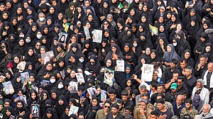 Photo: IMAGO / Anadolu Agency : Funeral held for children who lost their lives in US-Israeli attack on Iranian Primary School MINAB, IRAN - MARCH 03: Mourners gather during a funeral ceremony for children, who lost their lives after a primary school in Iran’s Hormozgan province was targeted in US and Israeli attacks, on March 03, 2026 in Minab, Iran. Thousands of people, including families and officials, attended the ceremony.
