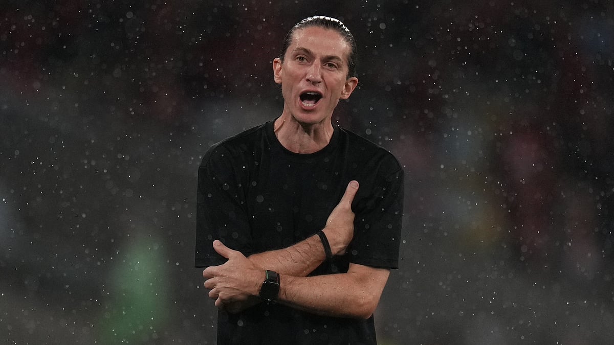 | Photo: AP/Silvia Izquierdo : Coach Filipe Luis of Brazil's Flamengo reacts during the Recopa Sudamericana second leg final soccer match against Argentina's Lanus in Rio de Janeiro, Thursday, Feb. 26, 2026. 