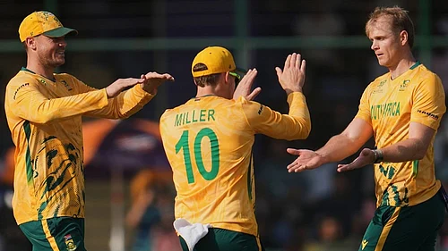 | Photo: AP/Manish Swarup : South Africas Corbin Bosch, right, celebrates with teammates the wicket of Zimbabwes Tony Munyonga during the T20 World Cup cricket match between South Africa and Zimbabwe in New Delhi.