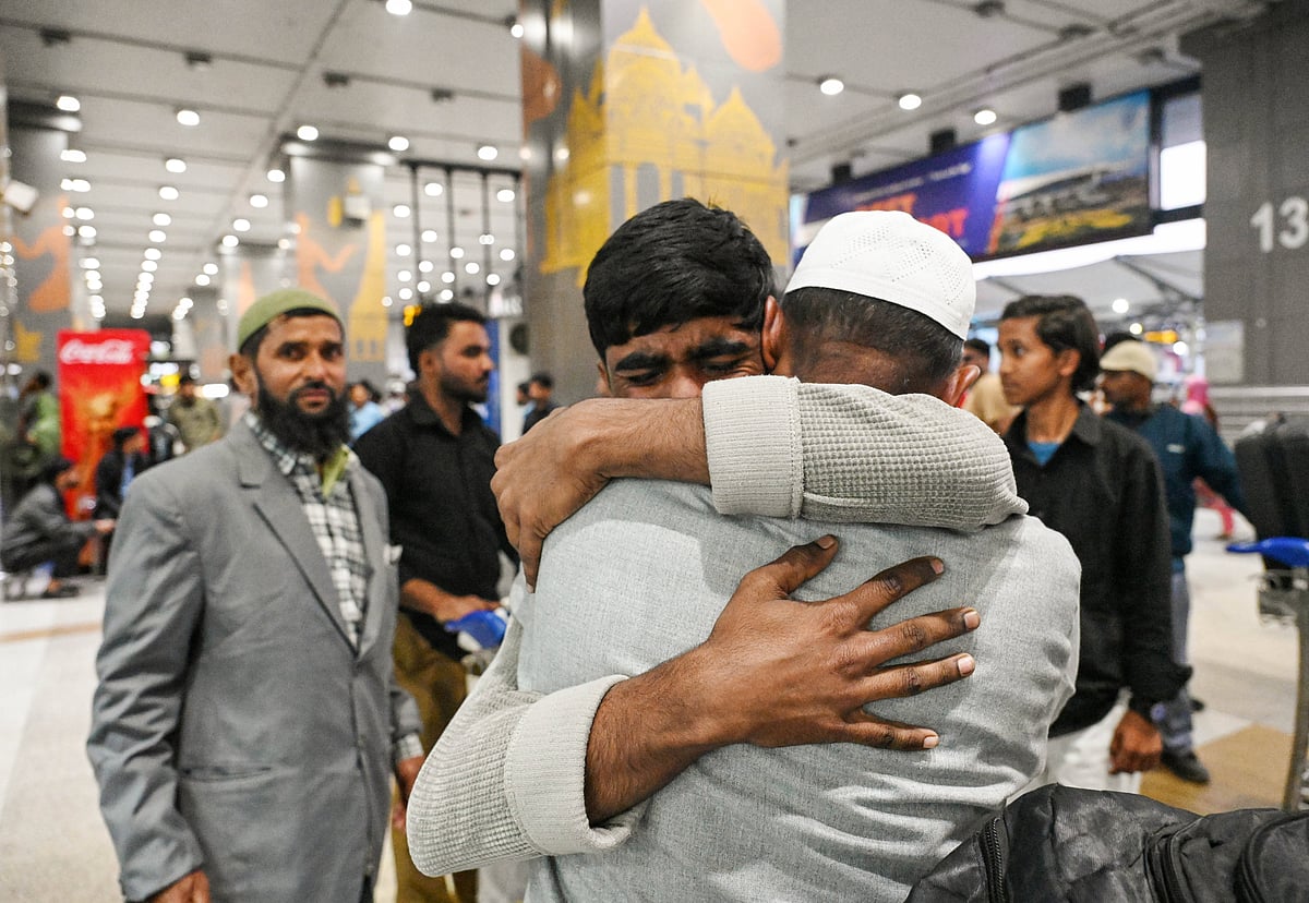 IMAGO/ANI News : Indian passengers reunite with their family members as they arrive safely from a flight via Dubai amid the international tensions in the Gulf region at Indira Gandhi International Airport, in New Delhi on Tuesday