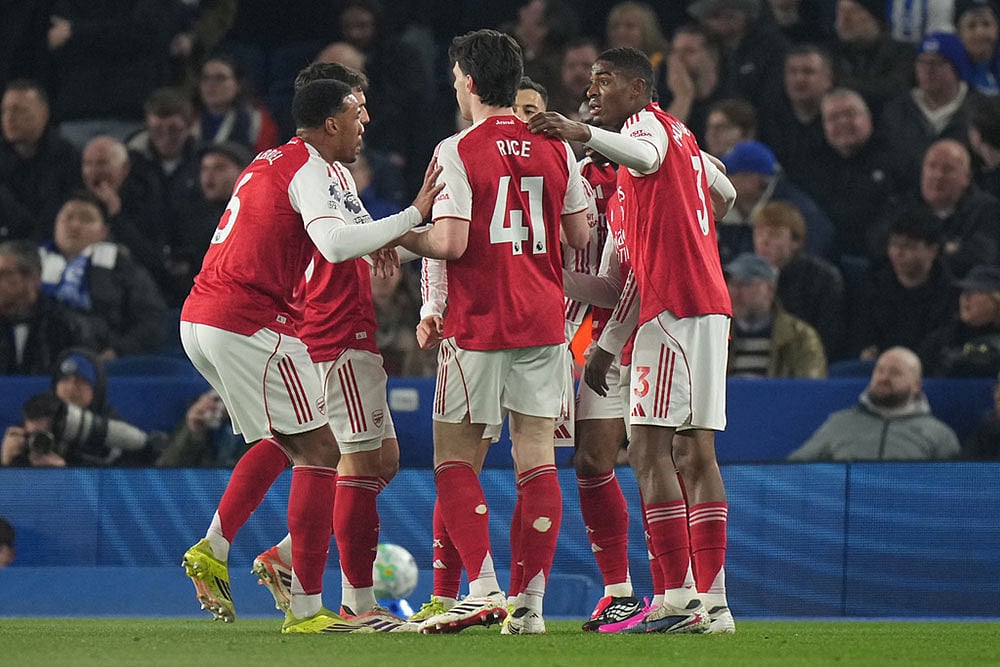 | Photo: AP/Alastair Grant : Arsenal players celebrate after a goal during the Premier League soccer match between Brighton and Arsenal in Brighton, England.