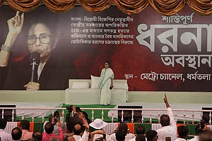 | Photo: Sandipan Chatteejee/Outlook : A peaceful protest by Bengal chief minister Mamata Banerjee against the BJP-led central government’s unplanned SIR and the alleged attempt to take away the voting rights of legitimate citizens, in Kolkata.