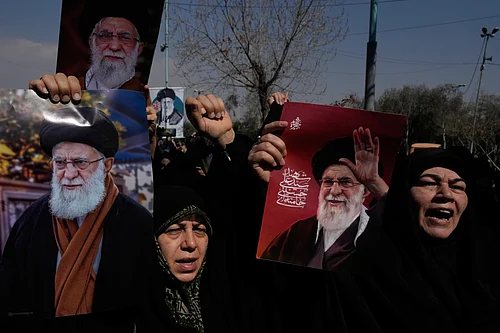 AP Photo/Vahid Salemi) : Pro-government demonstrators chant slogans as they hold pictures of the late Iranian Supreme Leader Ayatollah Ali Khamenei in a protest against the ongoing U.S.-Israeli military campaign after Friday prayers at the Imam Khomeini Grand mosque in Tehran, Iran, Friday, March 6, 2026