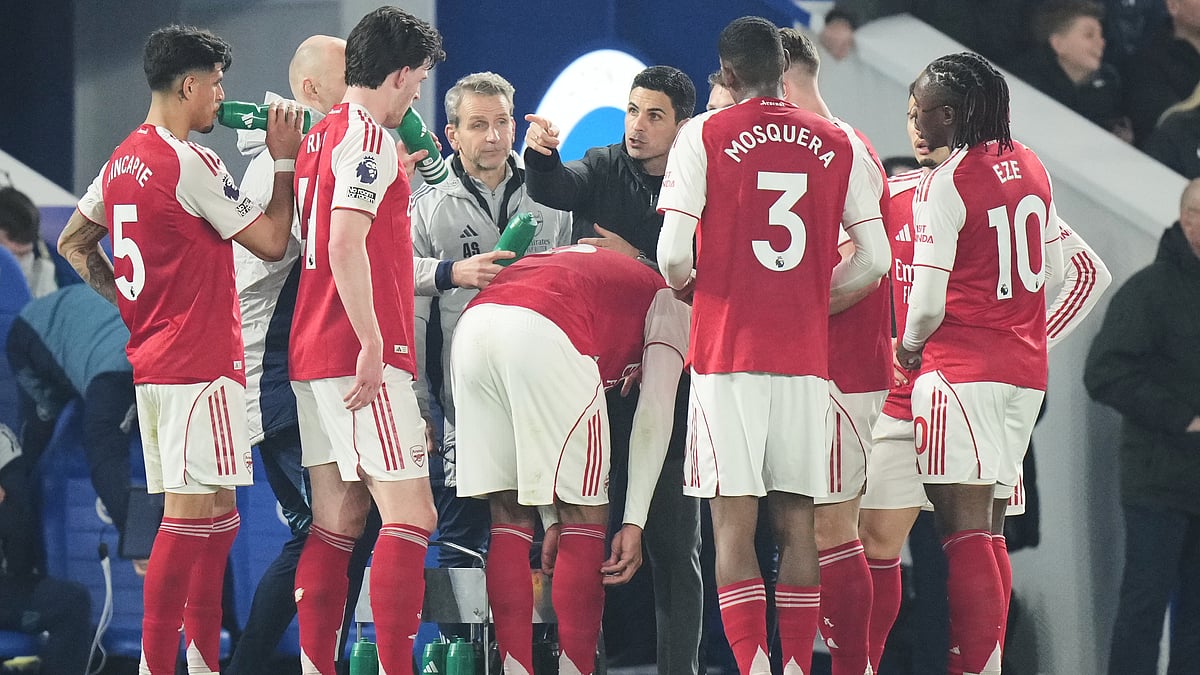 | Photo: AP/Alastair Grant : Arsenal's manager Mikel Arteta talks to his players during the Premier League soccer match between Brighton and Arsenal in Brighton, England, Wednesday, March 4, 2026.